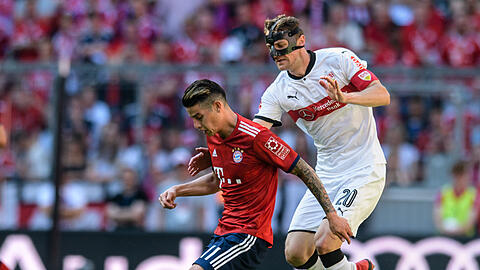 Bayerns James Rodríguez (l.) im Duell mit Christian Gentner vom VfB Stuttgart.