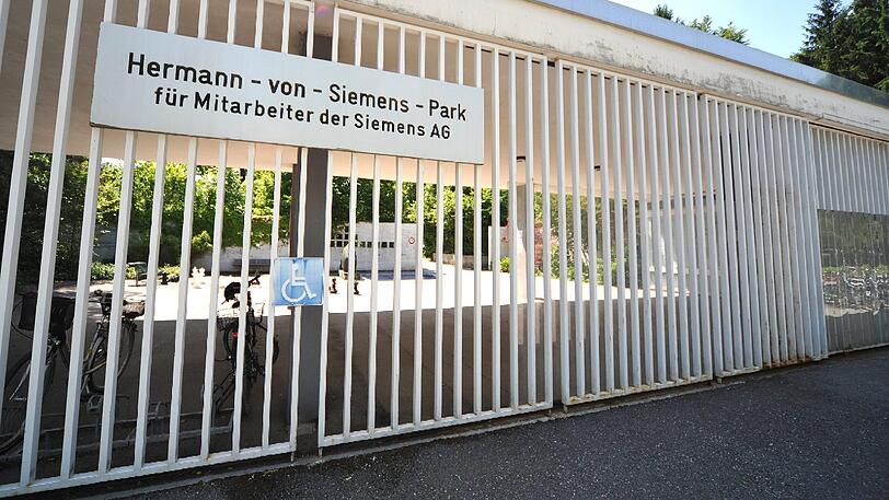 Das Tor am Eingang des Siemens-Sportparks.