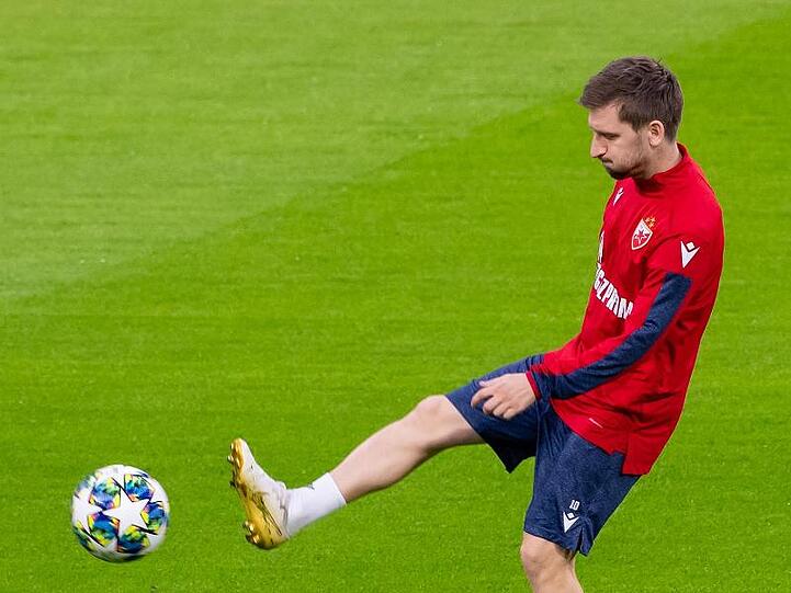 Marko Marin spielt den Ball beim Training. Foto: Sven Hoppe/dpa/Archivbild