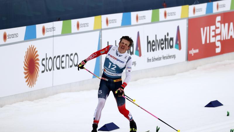 Johannes Hoesflot Klaebo aus Norwegen fährt ins Ziel.