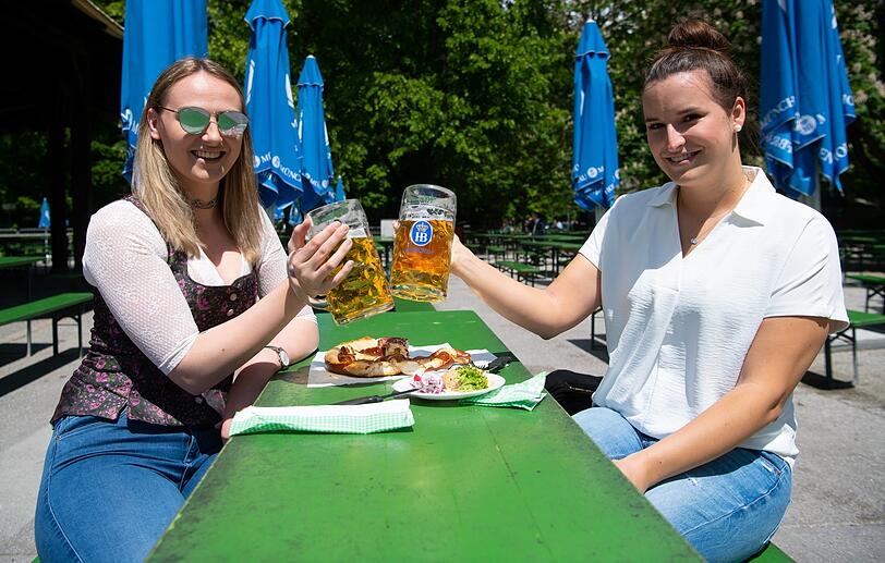 Da war es noch leerer: Nadine (links) und Sabrina am Samstag am Chinaturm - noch mit Testpflicht.