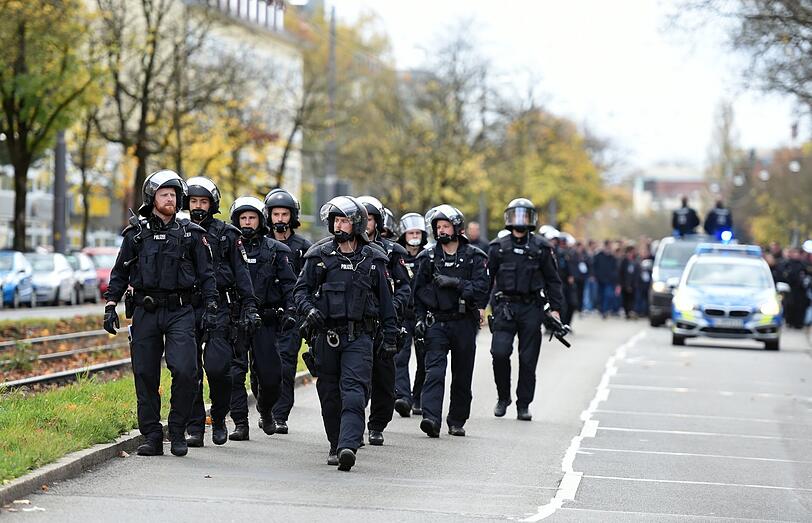Polizisten im Einsatz auf Giesings Straßen bei einem Risikospiel im Jahr 2017.