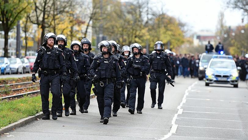 Polizisten im Einsatz auf Giesings Straßen bei einem Risikospiel im Jahr 2017. Polizisten im Einsatz auf Giesings Straßen bei einem Risikospiel im Jahr 2017.