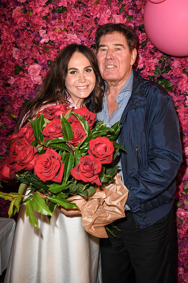 Rafaella Nußbaum und Jack White gaben im Sommer 2023 eine Baby-Shower-Party. Wenige Wochen später kam Tochter Angelina Melody zur Welt. Rafaella Nußbaum und Jack White gaben im Sommer 2023 eine Baby-Shower-Party. Wenige Wochen später kam Tochter Angelina Melody zur Welt.
