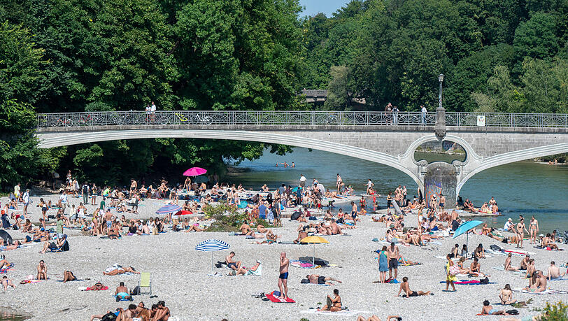 Gut besucht ist der Kiesstrand am Kabelsteg. Gut zu erkennen: die Öffnung über dem Mittelpfeiler und das Jugendstilgeländer. Gut besucht ist der Kiesstrand am Kabelsteg. Gut zu erkennen: die Öffnung über dem Mittelpfeiler und das Jugendstilgeländer.