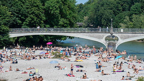 Gut besucht ist der Kiesstrand am Kabelsteg. Gut zu erkennen: die &Ouml;ffnung &uuml;ber dem Mittelpfeiler und das Jugendstilgel&auml;nder.