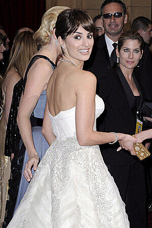 Die Trendfarbe bei der Oscar-Verleihung: Weiß! Mal märchenhaft reizend wie bei Preisträgerin Penelope Cruz..