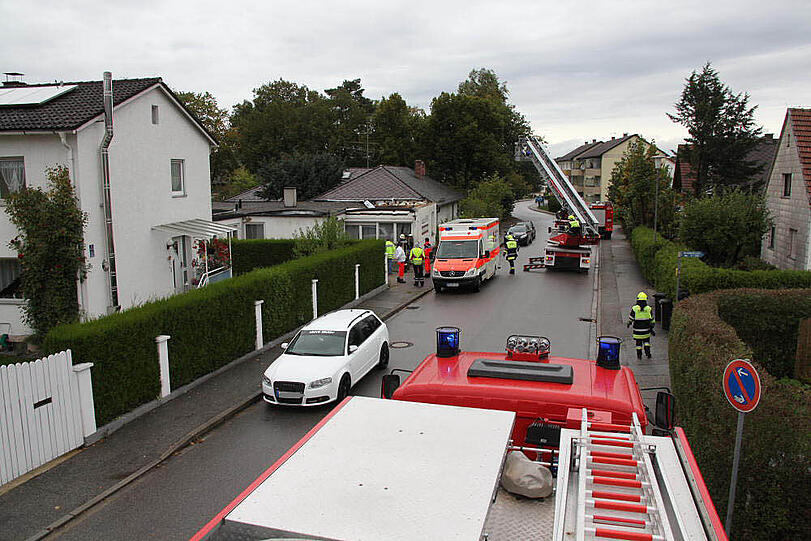 Das marode Hausdach sit in sich zusammengefallen. Bilder vom Feuerwehreinsatz.