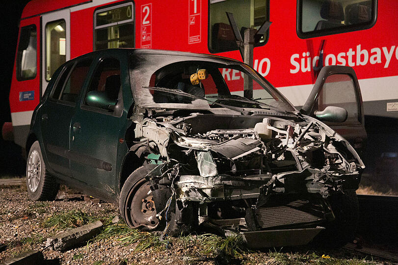 Das Auto der 18-Jährigen wurden beim Zusammenstoß total zerstört. Die junge Fahrerin überstand den Crash dennoch unversehrt. Die Bilder vom Unfall.