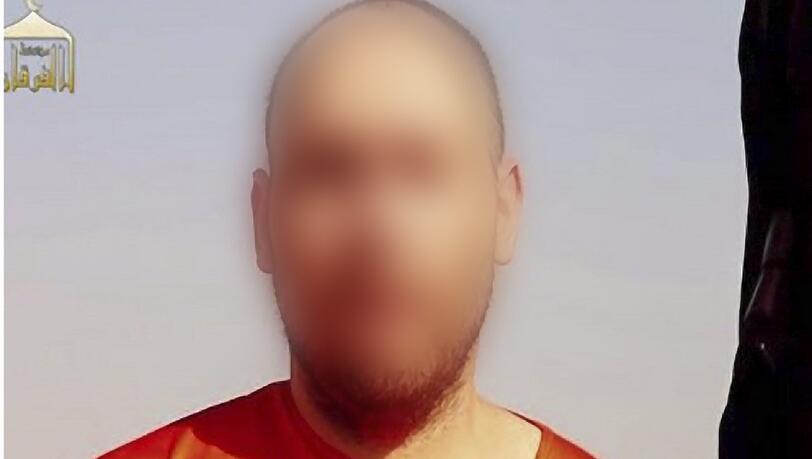 Screenshot eines Videos, das von der Terrormiliz Islamischer Staat (IS) am 19.08.2014 aufgenommen worden sein soll und den Journalisten Steven Sotloff zeigt.