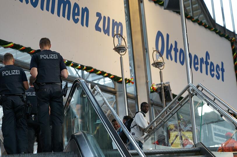 Flüchtlinge und Wiesn-Besucher treffen in München aufeinander, Bilder vom Hauptbahnhof am ersten Tag des Oktoberfests.