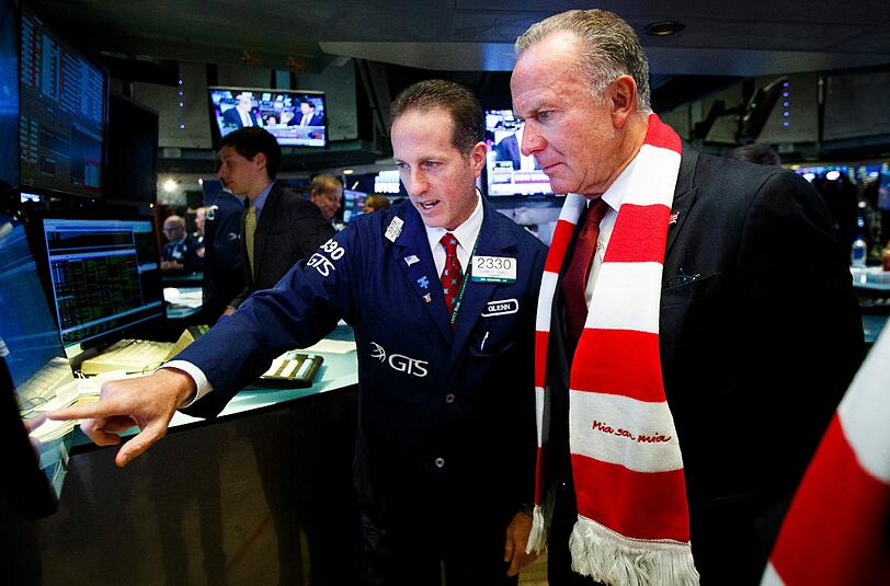 Der FC Bayern erobert die New Yorker Börse: Karl-Heinz Rummenigge und Jérôme Boateng beim Besuch der New York Stock Exchange.