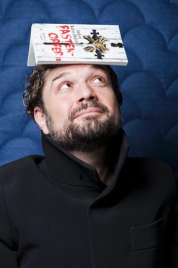Leiss-Huber und das Buch "Fastenopfer" - seit Kurzem ist es im Handel erhältlich.
