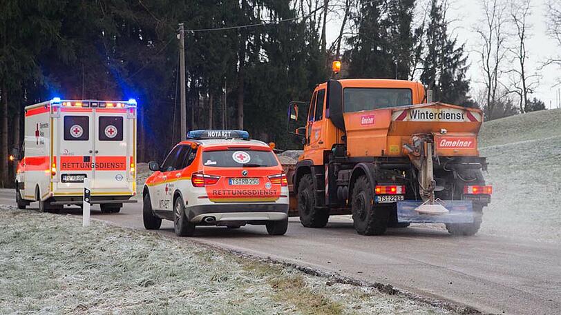 Der schwere Lkw schleuderte auf die Wiese ehe er umkippte und sich überschlug - die Bilder von der Unfallstelle.