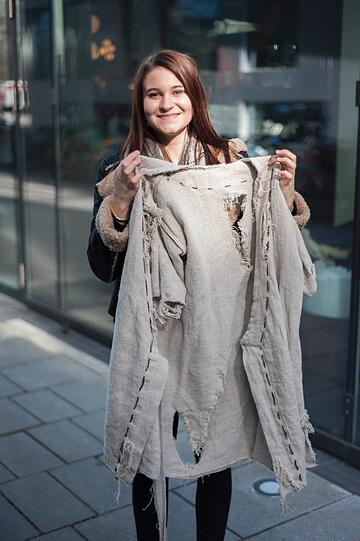 Klara (18) hat sich eine Kartoffelsackweste (Fetzen, wie sie es nannte) für 22 € gekauft. Da sie auf einen Mittelalterfasching geht, möchte sie es als Kostüm verwenden.