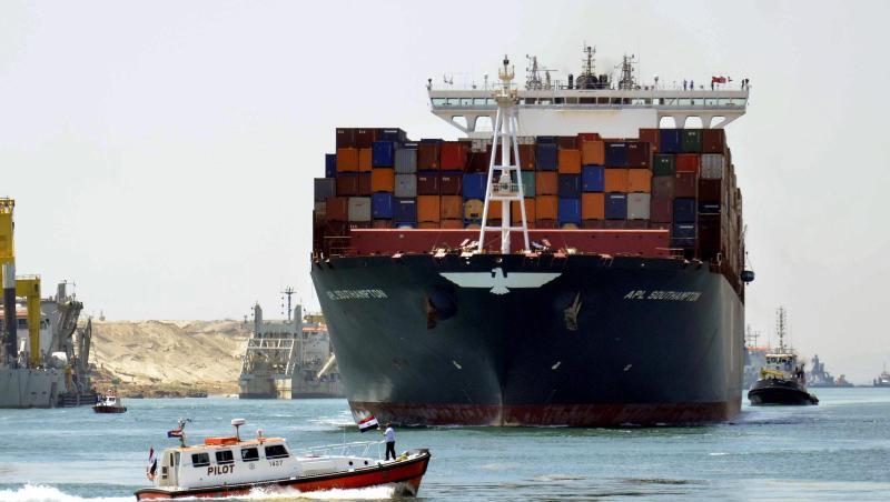 Ein Container-Schiff fährt durch den neuen Suezkanal bei Ismailia. Ein Container-Schiff fährt durch den neuen Suezkanal bei Ismailia.