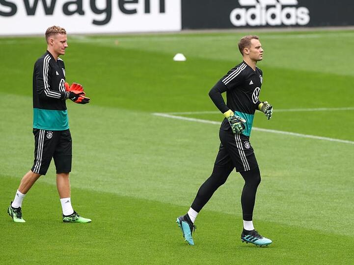Marc-André ter Stegen (l) muss sich noch hinter Manuel Neuer anstellen.