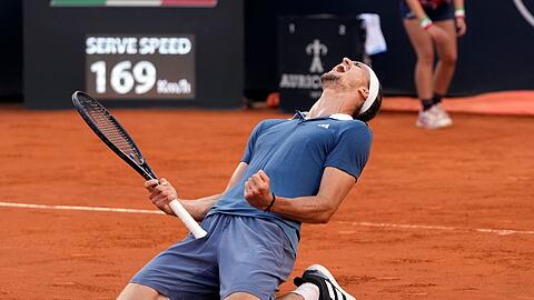 Alexander Zverev jubelt nach seinem Sieg über Jarry im Finale von Rom.