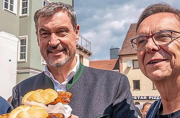 Markus Söder mit Franz Wittmann - und zwei Bratwurstsemmeln in der Hand. Markus Söder mit Franz Wittmann - und zwei Bratwurstsemmeln in der Hand.