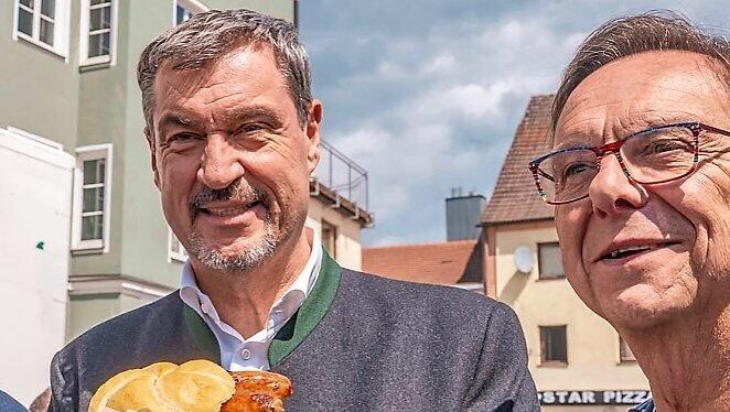 Markus Söder mit Franz Wittmann - und zwei Bratwurstsemmeln in der Hand. Markus Söder mit Franz Wittmann - und zwei Bratwurstsemmeln in der Hand.