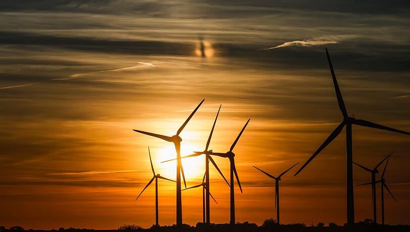Wind- und Solarenergie können die Strompreise langfristig sinken lassen. (Illustration)