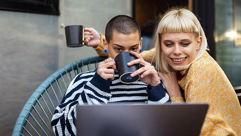 Wir sind immer mehr online. Dafür brauchen wir das beste Internet: Glasfaser. Wir sind immer mehr online. Dafür brauchen wir das beste Internet: Glasfaser.