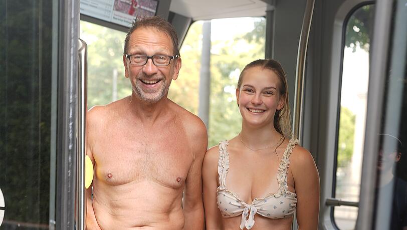 Vater Jochen und Tochter Leni fahren nun zurück zum Nationalmuseum, wo sie erneut in den Eisbach hüpfen. Vater Jochen und Tochter Leni fahren nun zurück zum Nationalmuseum, wo sie erneut in den Eisbach hüpfen.