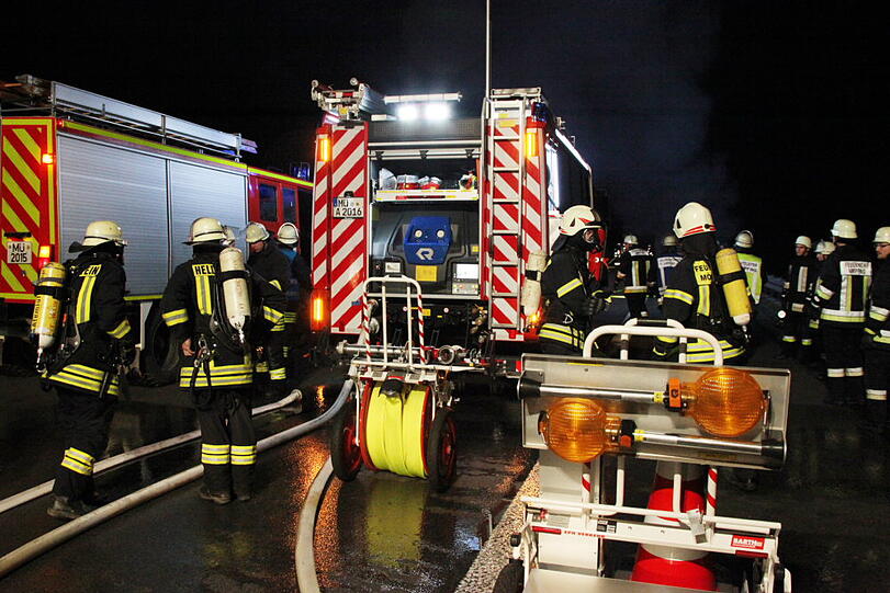 Auf der A94 steht ein Lkw in Flammen: Die Bilder vom Feuerwehreinsatz.