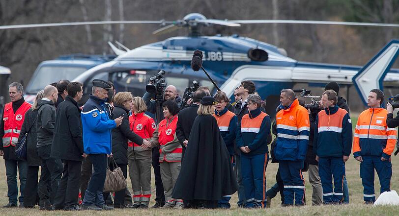 Angela Merkel, Francois Hollande, und Mariano Rajoy sind zum Unglücksort gereist, um sich ein Bild von der Situation zu machen. Sie werden von der Gendarmerie abgeschirmt.