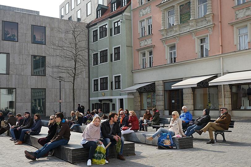 Am Sebastiansplatz legten die Leute eine kurze Shopping-Pause in der Sonne ein.