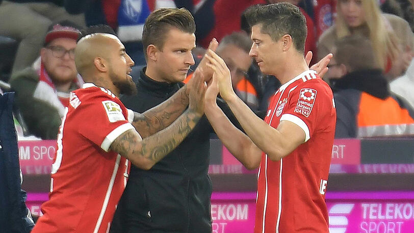 Arturo Vidal, NOTE 3: Kam für Lewandowski ins Spiel, durfte sich im offensiven Mittelfeld versuchen. Ein seriöses, unauffälliges Spiel des Chilenen. Tut ja auch mal gut nach den Negativschlagzeilen der vergangenen Tage.