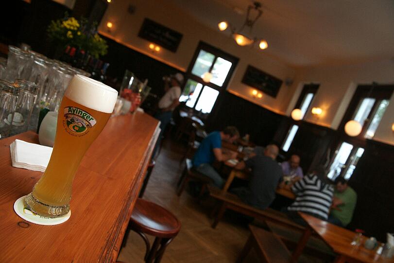 Beim Stammtisch reden die Ramersdorfer gemütlich im Wirtshaus (Symbolbild).