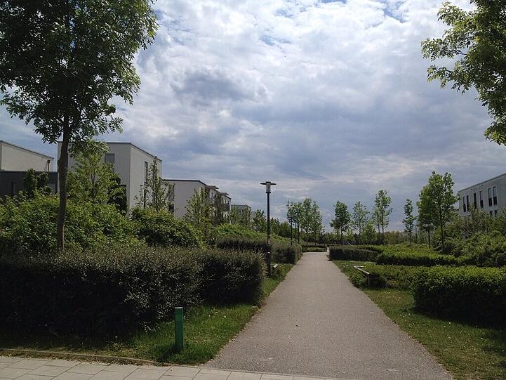 Schön sommerlich: Der Blick ins Viertel