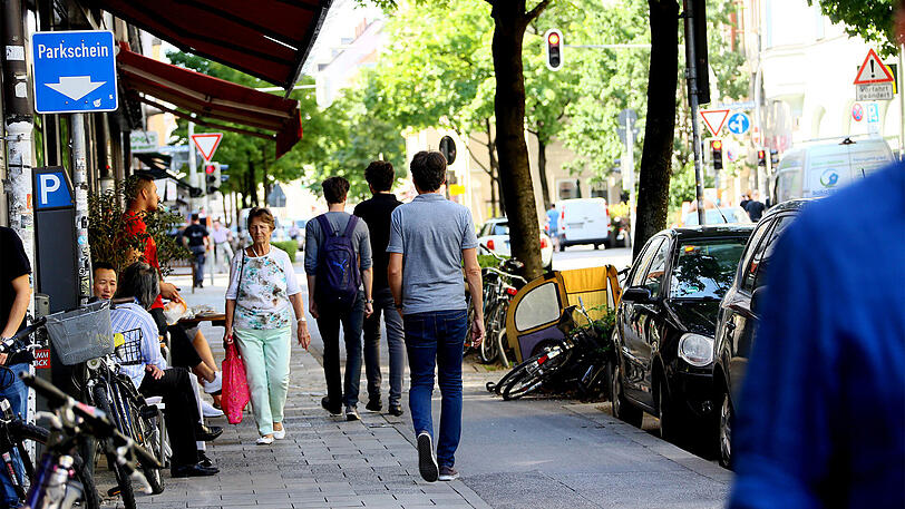 Gewundene Radwege, Stühle auf dem Gehsteig, Radl, die auf den Weg ragen: Die Augustenstraße ist oft eine Herausforderung.