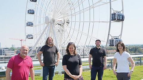 Von links: SPD-Stadträte Christian Vorländer, Roland Hefter, Bürgermeisterin Verena Dietl, Andreas Schuster, SPD-Fraktionsvorsitzende Anne Hübner am Riesenrad "Umadum".