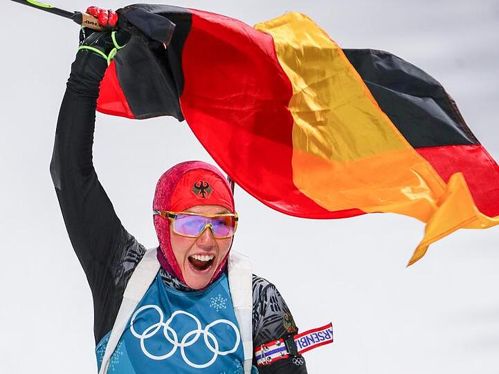Laura Dahlmeier aus Deutschland jubelt im Ziel über die zweite Goldmedaille. Foto: Michael Kappeler/dpa/Archivbild
