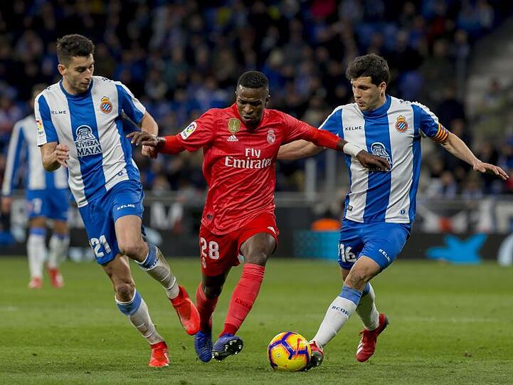 Espanyols Marc Roca (l.) und Javi Lopez (r.) gegen Vinicius Jr. von Real Madrid. Foto: Joan Monfort/AP