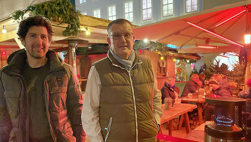 Bernd Tremmel (l.) und Toni Sailer vom "Chocolat". Im Außenbereich stehen mehrere elektrische Heizstrahler. Bernd Tremmel (l.) und Toni Sailer vom "Chocolat". Im Außenbereich stehen mehrere elektrische Heizstrahler.