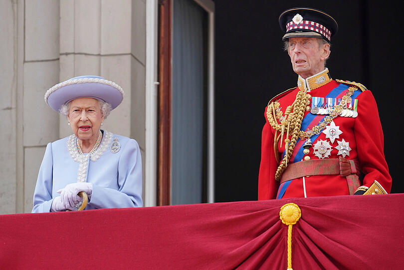 Königin Elizabeth II. und der Herzog von Kent