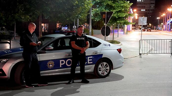 Polizisten sind in Mitrovica im Einsatz.