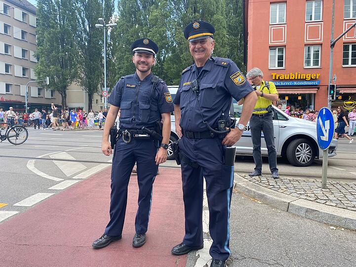 Die Polizisten Fabian Häuslein und Jochen Geißer, der schon viele CSD-Paraden mitgemacht hat.