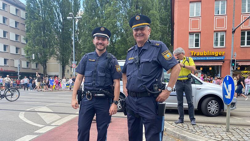 Die Polizisten Fabian Häuslein und Jochen Geißer, der schon viele CSD-Paraden mitgemacht hat. Die Polizisten Fabian Häuslein und Jochen Geißer, der schon viele CSD-Paraden mitgemacht hat.