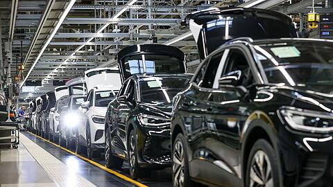 Verschiedene E-Fahrzeuge laufen im Werk von Volkswagen in Zwickau übers Band - besonders beliebt scheinen sie nicht zu sein.