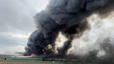 Wegen des massiven Rauchs mussten die Einwohner von Pfatter Fenster und T&uuml;ren geschlossen halten. Auch die nahe B8 wurde gesperrt.