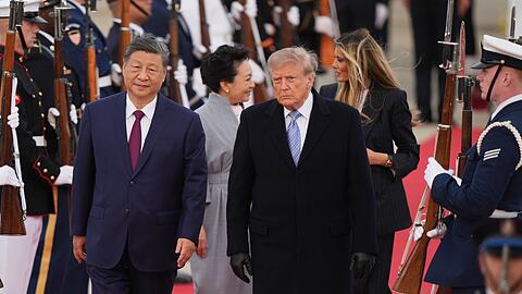Peng Liyuan und Melania Trump begleiten die Staatschefs. Peng Liyuan und Melania Trump begleiten die Staatschefs.