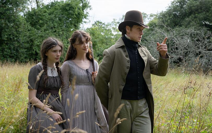Elinor Dashwood (Daisy Edgar-Jones, Mitte) hat heimlich Gefühle für Edward Ferrars (George MacKay). Könnte eine Hochzeit sie und ihre Schwester Margaret (Bodhi Rae Breathnach) aus ihrem aktuellen Elend retten? Elinor Dashwood (Daisy Edgar-Jones, Mitte) hat heimlich Gefühle für Edward Ferrars (George MacKay). Könnte eine Hochzeit sie und ihre Schwester Margaret (Bodhi Rae Breathnach) aus ihrem aktuellen Elend retten?