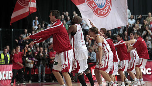 Die Basketballer des FC Bayern bei der Aufstsiegsfeier, jetzt wollen sie es in der Bundesliga wissen. Die Basketballer des FC Bayern bei der Aufstsiegsfeier, jetzt wollen sie es in der Bundesliga wissen.