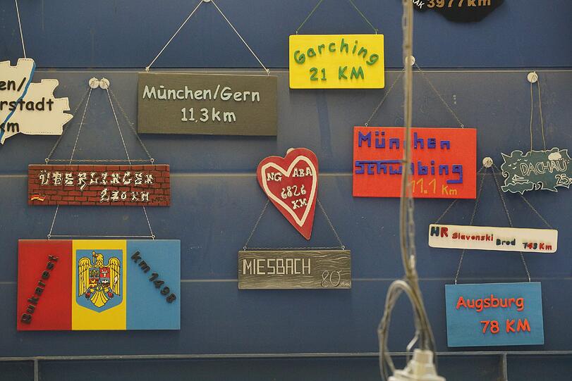 Die Tafeln geben Auskunft, wie weit die Heimat der Häftlinge entfernt ist.
