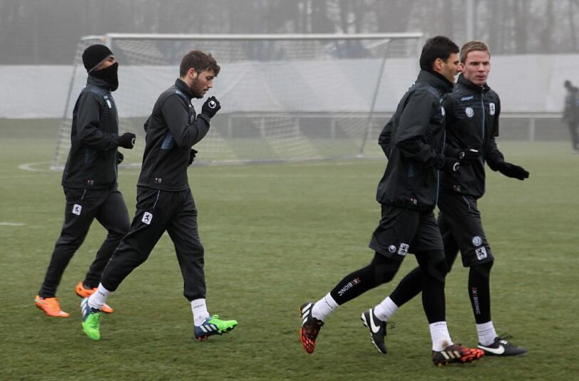 Rubin Okotie (li.) dick eingepackt beim Training am Dienstag an der Grünwalder Straße.