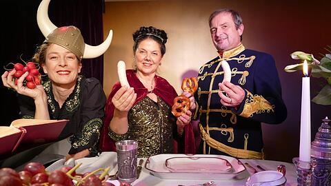 Sophie Mengele (sonst an den Tasten) mit Barbara Sauter und Richard Wiedl mit königlich-bayerischen Insignien.
